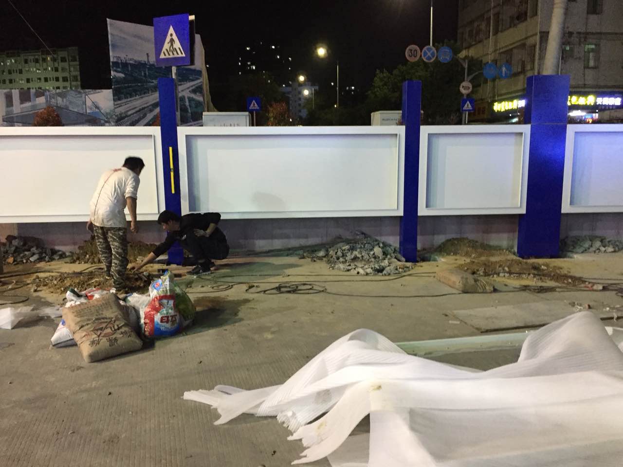 现代不锈钢宣传栏